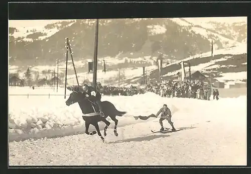 Foto-AK Pferdesport, Mann auf Ski lässt sich vom Pferd ziehen