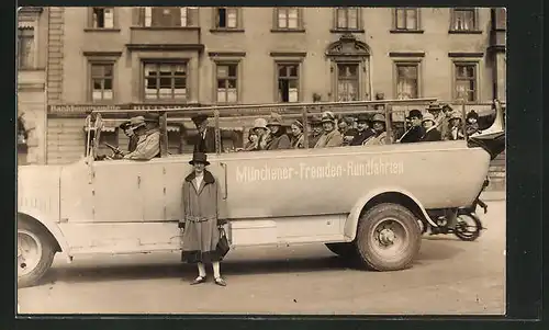 Foto-AK München, Bus für die Münchner-Fremden-Rundfahrten