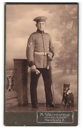 Fotografie H. Wachenfeld, Hofgeismar, Deutscher Soldat in Uniform mit Säbel und Hund im Atelier
