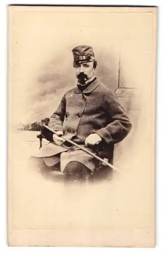 Fotografie Fotograf und Ort unbekannt, Soldat in Uniform mit Schirmmütze
