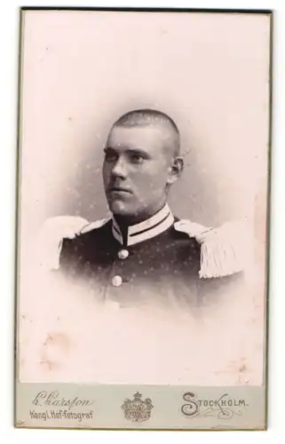 Fotografie Atelier Larsson, Stockholm, Portrait Soldat in Uniform mit Epauletten