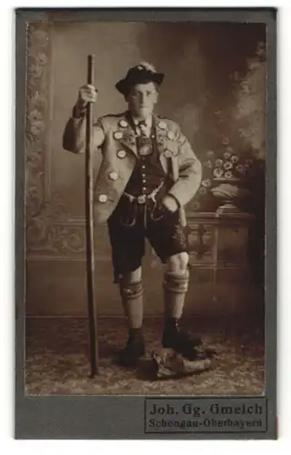 Fotografie Joh. Gmelch, Schongau, Bayer in Tracht im Foto-Atelier