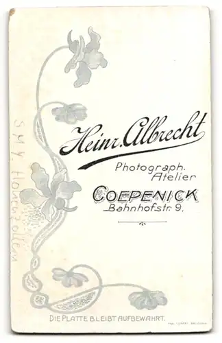 Fotografie Heinr. Albrecht, Berlin-Köpenick, Knabe in Marineuniform mit Mützenband S.M.Y. Hohenzollern