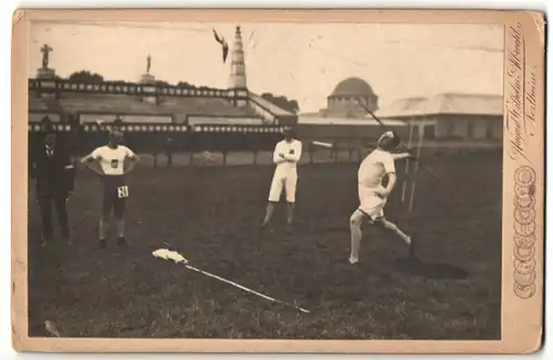 Fotografie Aug. W. Albrecht, Northeim, Leichtathletik, Speerwerfer beim Abwurf in einem Stadion