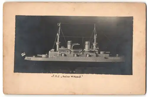 Fotografie Schiffsmodell S.M.S. Kaiser Wilhelm II., Rückseitig Auflistung Linienschiffe der Kaiser-Klasse