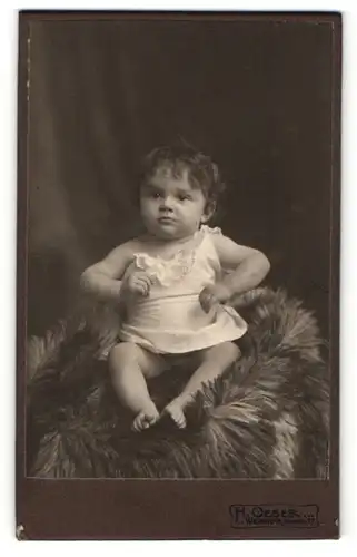 Fotografie H. Oeser, Weinheim, Portrait Säugling in Leibchen