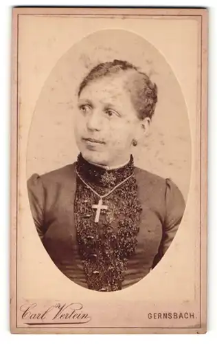 Fotografie Carl Vertein, Gernsbach, Portrait junge Frau mit Kruzifix