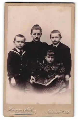 Fotografie Hermann Koch, Neuwied a/Rh, Portrait Mutter mit drei Kindern