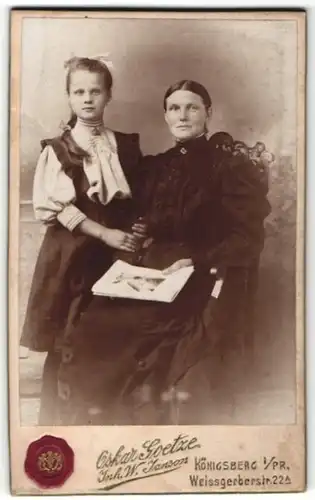 Fotografie Oskar Goetze, Königsberg i/Pr, Portrait Mutter und Tochter