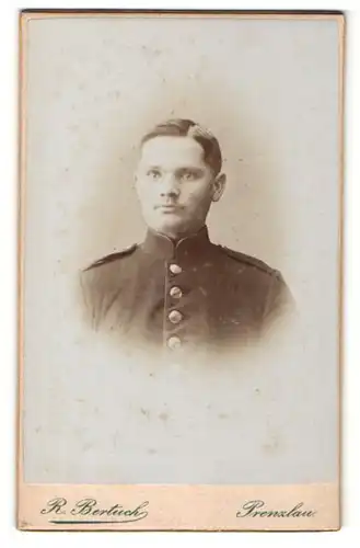 Fotografie R. Bertuch, Prenzlau, Portrait junger Soldat in Uniform