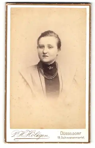 Fotografie P. H. Höltgen, Düsseldorf, Portrait junge Frau mit zusammengebundenem Haar