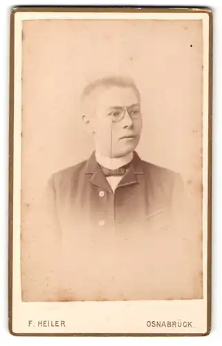 Fotografie F. Heiler, Osnabrück, Portrait junger Mann mit Zwicker