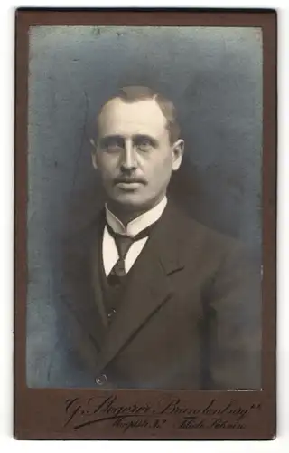 Fotografie G. Stegerer, Brandenburg a/H, Portrait Herr in Anzug