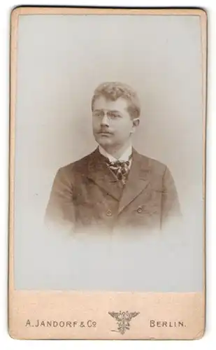 Fotografie A. Jandorf & Co., Berlin, Portrait junger Herr mit Zwicker