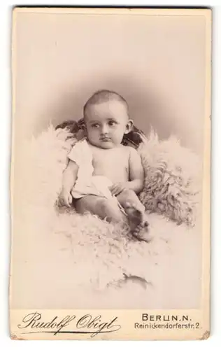 Fotografie Rudolf Obigt, Berlin-N, Portrait halbnackter Säugling