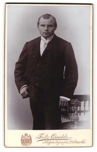 Fotografie Fritz Quidde, Detmold, Portrait Stämmiger Herr im Anzug
