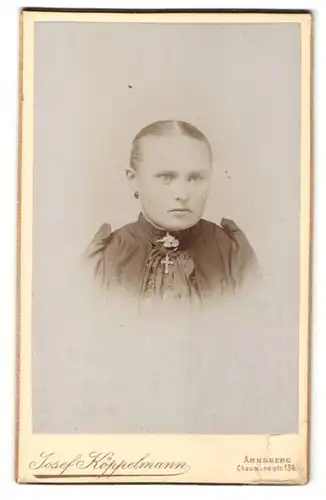 Fotografie Josef Köppelmann, Soest, Frau mit Brosche und Kreuz am Kleid