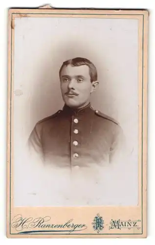 Fotografie H. Ranzenberger, Mainz, Portrait Junger Mann in Uniform