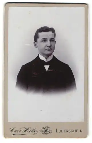 Fotografie Carl Huth, Lüdenscheid, Portrait Junger Mann im schwarzen Anzug