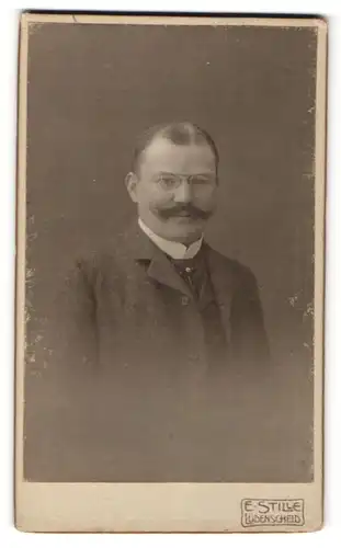 Fotografie E. Stille, Lüdenscheid, Portrait Herr mit Zwicker