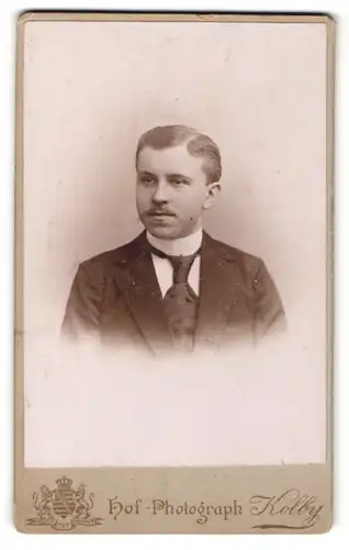 Fotografie Kolby, Zwickau, Portrait junger Herr in Anzug