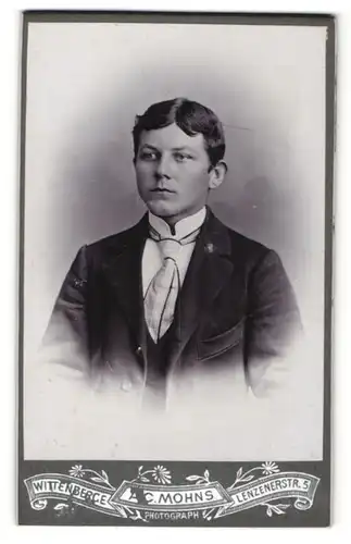 Fotografie A. C. Mohns, Wittenberge, Portrait halbwüchsiger Knabe in Anzug
