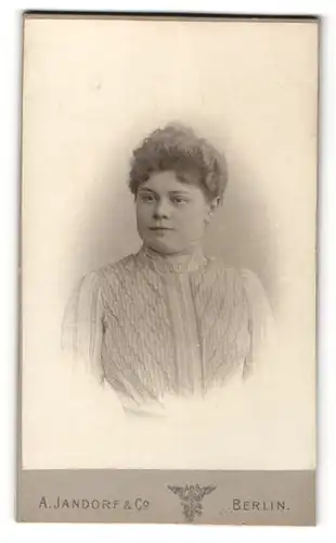 Fotografie A. Jandorf & Co., Berlin, Portrait junge Frau mit zeitgenöss. Frisur