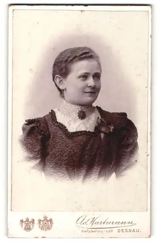 Fotografie Ad. Hartmann, Dessau, Portrait junge Frau mit zurückgebundenem Haar