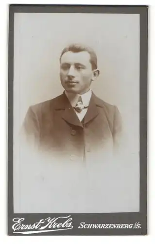 Fotografie Ernst Krebs, Schwarzenberg i/S, Portrait Herr mit zurückgekämmtem Haar