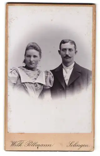 Fotografie Wilh. Pollmann, Solingen, Portrait junges Paar in festlicher Kleidung