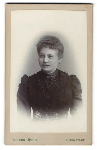 Fotografie Eduard Lösche, Rudolstadt, Portrait junge Frau mit zusammengebundenem Haar