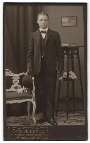 Fotografie Otto Hoeffke, Berlin-S, Portrait halbwüchsiger Knabe in Anzug