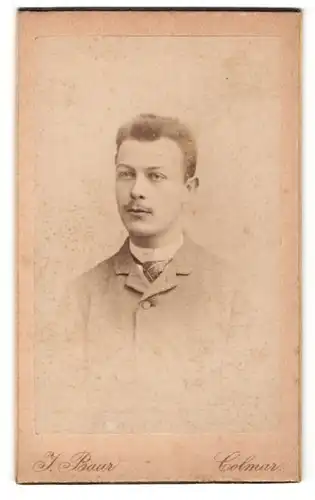 Fotografie J. Baur, Colmar, Portrait junger Herr in Anzug