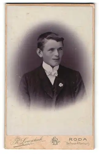 Fotografie R. Lowatsch, Roda, Portrait halbwüchsiger Knabe in Anzug