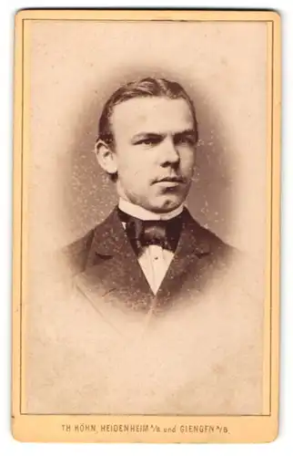 Fotografie Th. Höhn, Heidenheim a/B & Giengen a/B, Portrait junger Mann mit zurückgekämmtem Haar