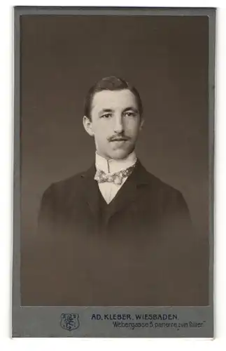 Fotografie Ad. Kleber, Wiesbaden, Portrait bürgerlicher Herr in Anzug