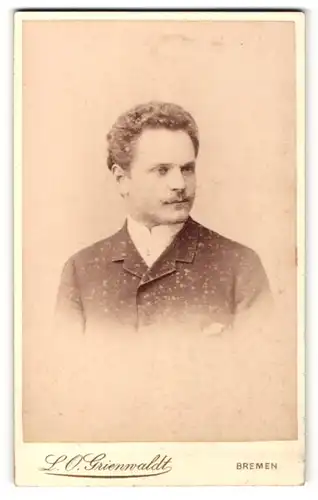 Fotografie L. O. Grienwaldt, Bremen, Portrait Herr mit zurückgekämmtem Haar