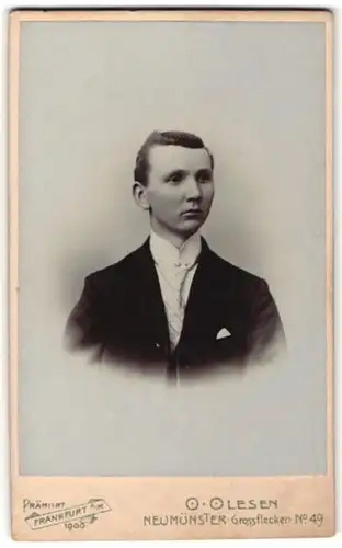 Fotografie O. Olesen, Neumünster, Portrait junger Herr in Anzug