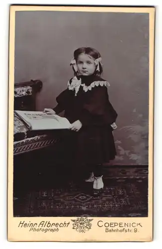 Fotografie Heinr. Albrecht, Coepenick, Portrait kleines Mädchen mit Haarschleifen