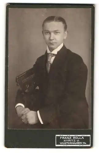 Fotografie Franz Rolla, Kyritz & Wusterhausen, Portrait junger Herr in Anzug