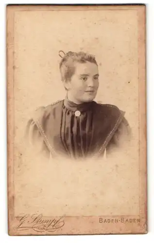 Fotografie G. Stumpf, Baden-Baden, Portrait Fräulein mit zusammengebundenem Haar