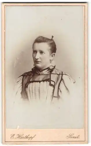 Fotografie E. Hartkopf, Soest, Portrait Frau mit zusammengebundenem Haar