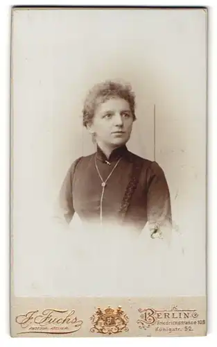 Fotografie J. Fuchs, Berlin, Portrait Fräulein mit zusammengebundenem Haar