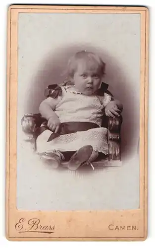 Fotografie E. Brass, Camen, Portrait Kleinkind in Kleidchen