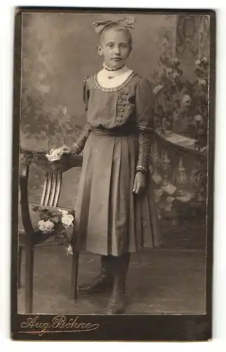 Fotografie Aug. Böhne, Bockenem, Portrait Mädchen in Kleid mit Haarschleife