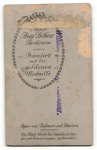 Fotografie Aug. Böhne, Bockenem, Portrait Mädchen in Kleid mit Haarschleife