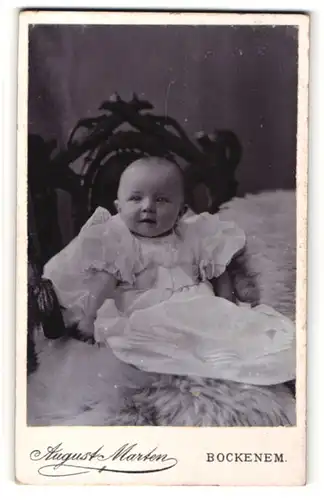 Fotografie August Marten, Bockenem, Portrait Säugling in Kleidchen
