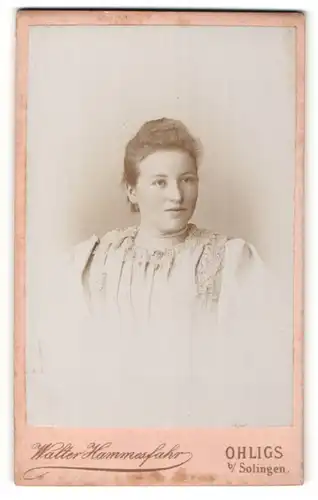 Fotografie Walter Hammesfahr, Ohligs, Portrait junge Frau mit zusammengebundenem Haar