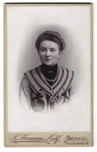 Fotografie R. Herrmann Nachf., Leipzig, Portrait junge Dame mit zeitgenöss. Frisur