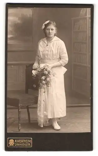 Fotografie A. Wertheim, Berlin, Portrait Mädchen in festlicher Kleidung